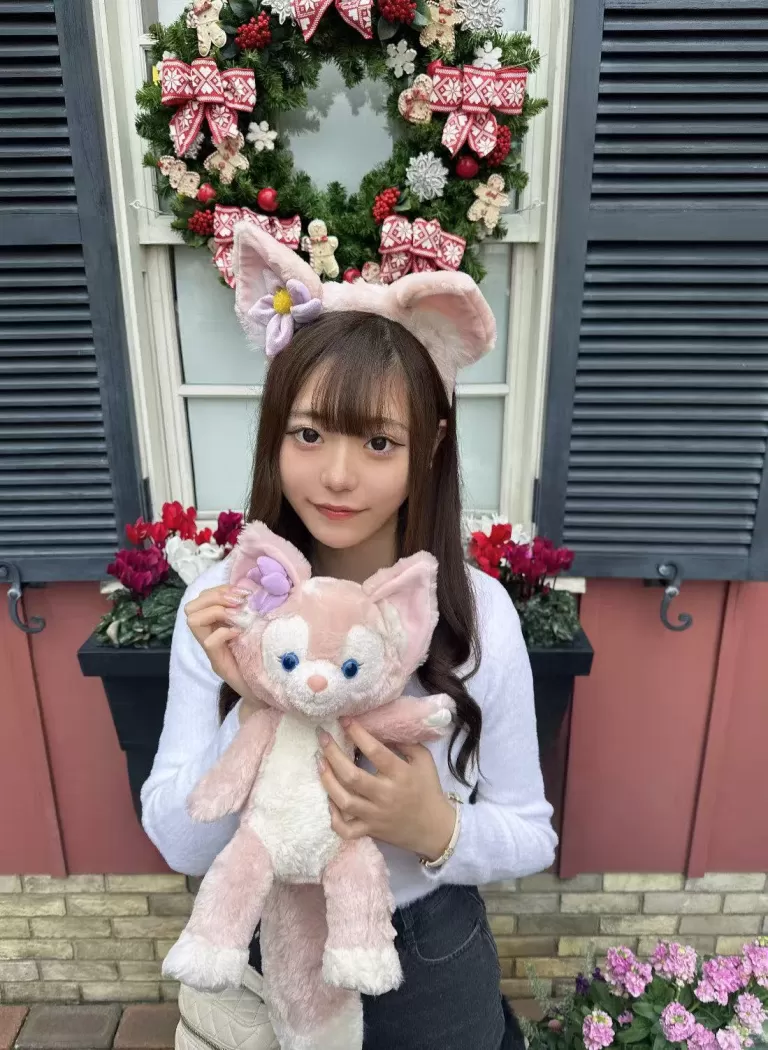 ”阿雅丽 Ayari“, a charming and genuine student girl, embodies the soft elegance of sakura blossoms. Her youthful innocence and warm personality make her the perfect companion for a refined and memorable experience