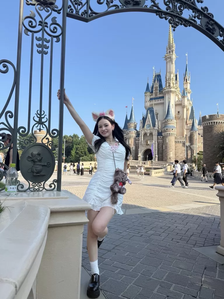 ”苏紫 Suzu“, A campus girl radiating the aura of a future celebrity. Experience a one-of-a-kind date with a rare mixed-race beauty born in 2004