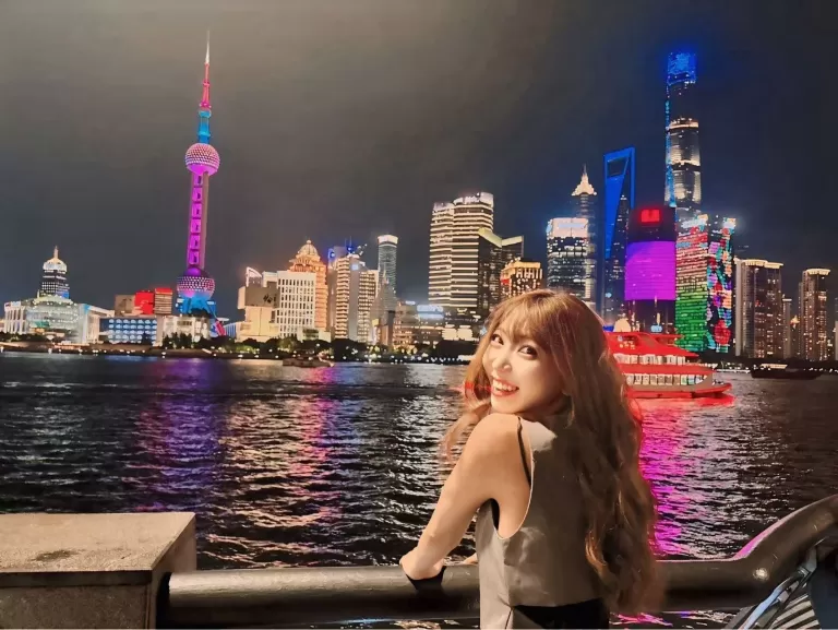 “尤娜 Yuna” Based between Osaka and Tokyo, she is a warm, highly personable Japanese language teacher fluent in English. She offers exceptional emotional connection and outstanding communication, a truly memorable companion. Don’t miss the chance to meet her