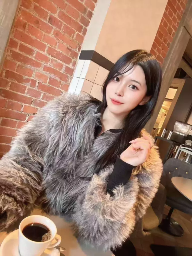 ”Satsuki“ She is a university advisor and speaks fluent English and basic Chinese. Good visual and service, always get a excellent reviews from customers