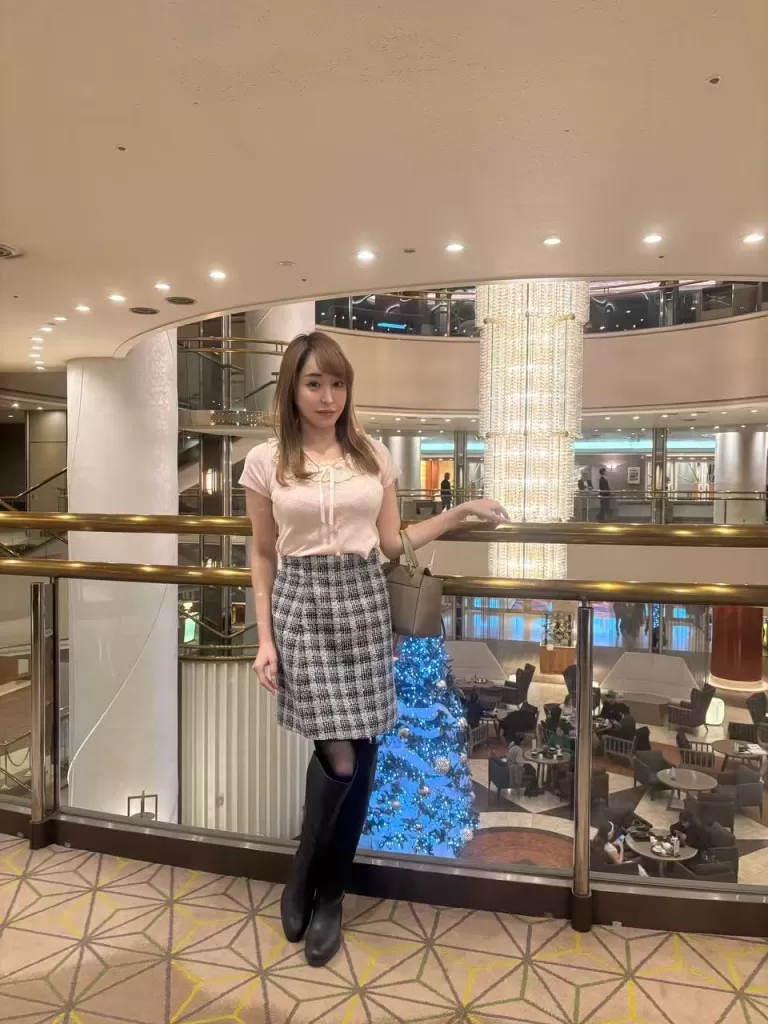 “蓝 Ran” is an office Lady, full of sensual charm, excellent value, and beautifully priced