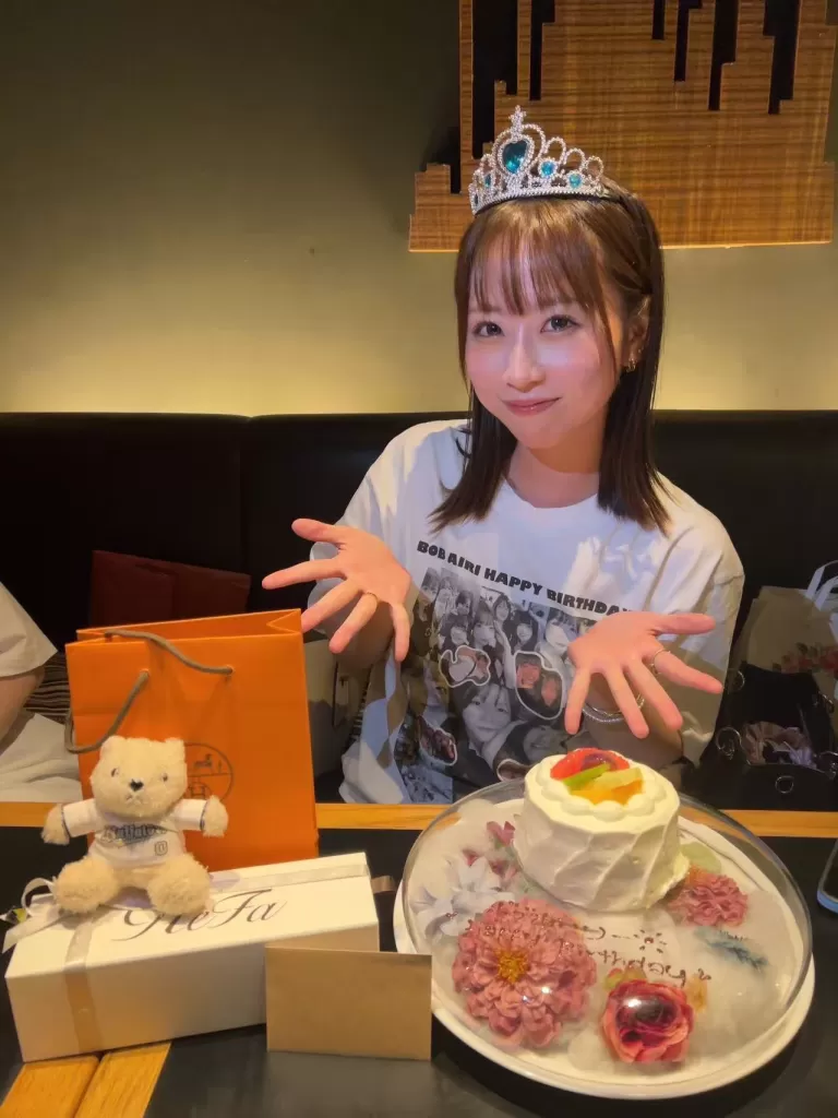 ”艾莉 Airi“ A kindergarten teacher from Osaka, breast natural G-cup, full of energy and cuteness. Come try your Japanese girlfriend experience