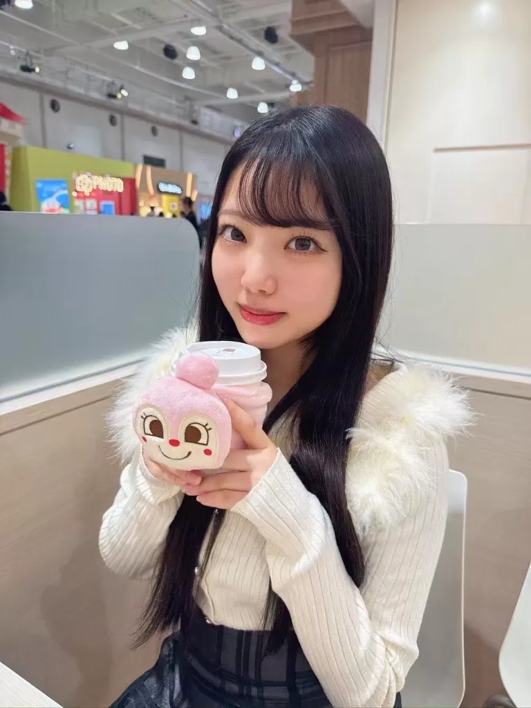 ”Mimu 木木“,The cutest café girl downstairs, Mumu, has arrived! Don’t miss your chance for a sweet, unforgettable date with her!