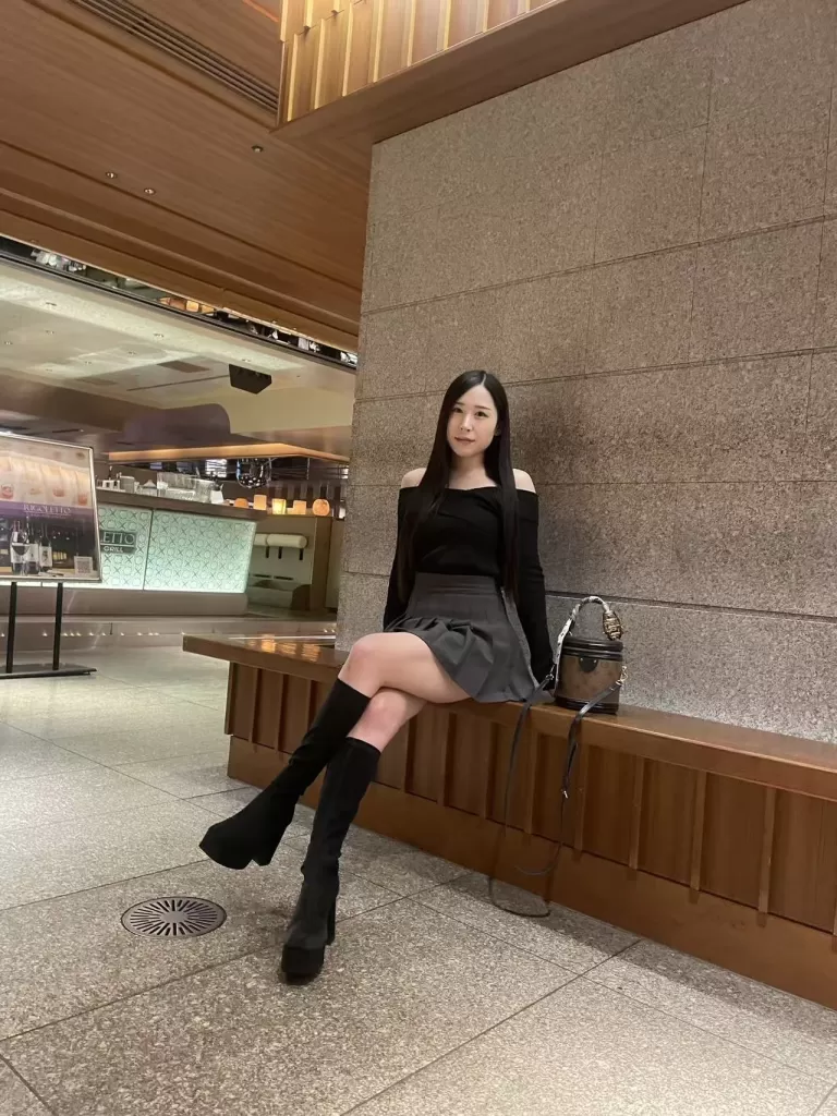 “Kuku 酷酷” the long-legged nail artist, a flawless blend of beauty and figure. Unbeatable value. An experience you won’t want to miss.